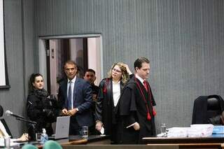 Advogada Cristiane de Almeida Coutinho (óculos, loira) está no plenário como assistente de acusação. (Foto: Henrique Kawaminami)