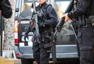 Policiais penais federais fortemente armados (Foto: Henrique Kawaminami)
