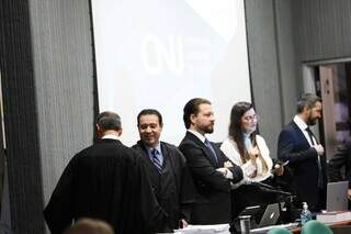 Ex-ministro do STJ, Nefi Cordeiro (de frente, sorrindo) faz a defesa de Jamil Name Filho. (Foto: Henrique Kawaminami)