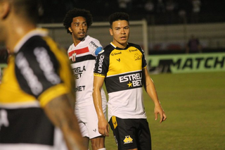 O atacante Osman durante partida no Estádio Santa Cruz, localizado em Ribeirão Preto (SP). (Foto: Reprodução)