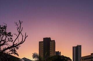 Céu aberto nesta manhã em Campo Grande (Foto: Henrique Kawaminami)