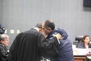Jamil Name Filho fala com advogado durante depoimento (Foto: Paulo Francis)