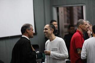 Jamil Name Filho sorri ao conversar com advogado Eugênio Carlo Balliano Malavasi, um dos integrantes da defesa (Foto: Henrique Kawaminami)