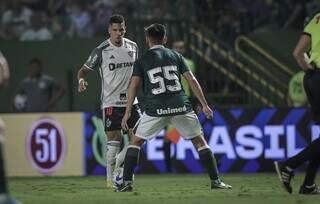 Jogadores disputam a posse de bola diante confronto entre Atlético-MG e Goiás. (Foto: Pedro Souza)