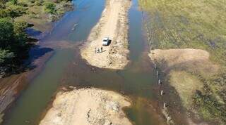 Trecho da obra da MS-214 mostra que aterramento foi rompido pelo grande fluxo de água no Pantanal do Paiaguás. (TCE/MS)
