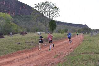 Atletas correndo em estrada de chão (Foto: Divulgação)