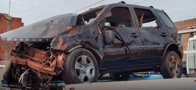 Condutora perde controle ao tentar abrir janela e carro capota em rodovia