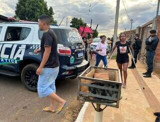 Mulher de bengalas foi despejada da casa no Celina Jallad. (Foto: Marielly Barros)