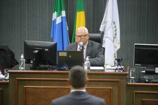 Juiz Aluízio Pereira e a testemunha, delegado Tiago Macedo dos Santos (Foto: Paulo Francis)