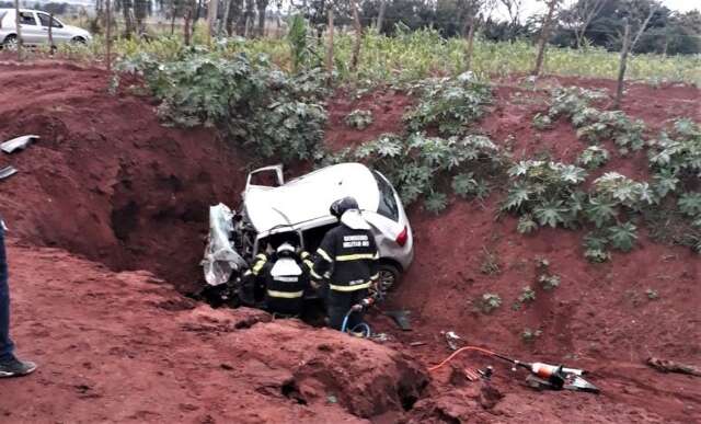 Motorista cai com carro em ribanceira &agrave;s margens de rodovia e morre 