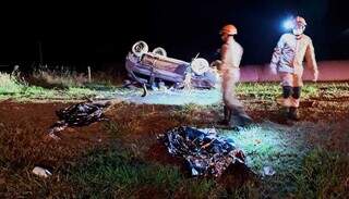 Veículo capotado, corpos de vítimas e militares dos bombeiros. (Foto: Jornal Cenário MS)