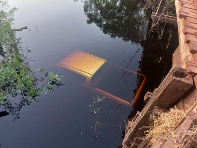 Caminhonete cai de ponte e &eacute; encontrada submersa 