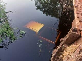 Caminhonete L200 encontrada submersa na noite deste domingo. (Foto: Divulgação/Bombeiros)