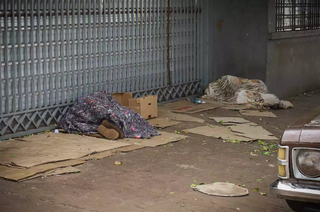 Pessoas dormem em rua da Capital, um dos públicos dos trabalhos que serão selecionados em edital. (Foto: Henrique Kawaminami)