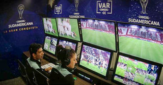 Daiane Muniz comandando o VAR em jogo da Copa Sul-Americana (Divulgação/Conmebol)