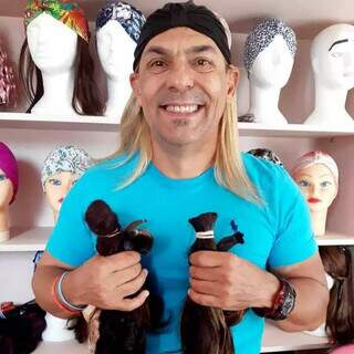 Professor Carlão com doações do projeto &#34;Doe cabelos e Construa Sorrisos - Seja Sangue Bom&#34; (Foto: Arquivo pessoal)