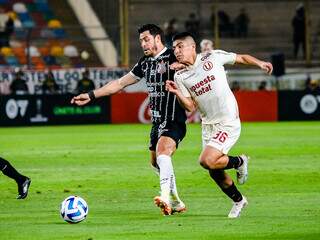 Jogadores disputam a posse da bola diante confronto válido pela repescagem na Copa Sul-Americana de 2023. (Foto: Reprodução/@Corinthians no Twitter)