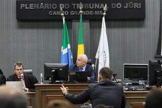 Na bancada mais alta, o juiz Aluízio Pereira dos Santos, que preside o júri (Foto: Henrique Kawaminami)