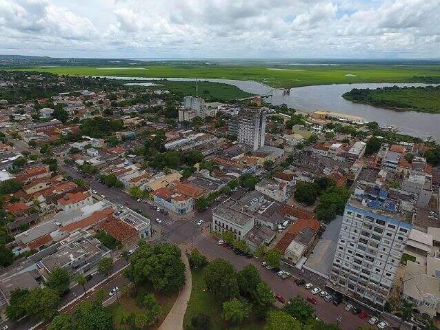 Vizinho flagra homem estuprando cadela dentro do quintal de casa