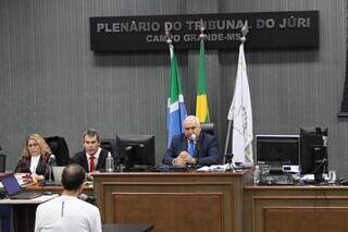 Jamil Name Filho cara a cara com o juiz Aluízio Pereira dos Santos, o promotor Douglas Oldegardo e a mãe de Matheus, Cristiane Coutinho (Foto: Henrique Kawaminami)