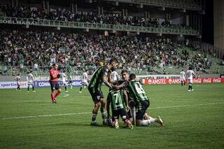 Jogadores do América-MG comemoram gol de Matheusinho. (Foto: Reprodução/@SudamericanaBR no Twitter)