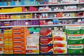 Remédios de gripe à mostra no balcão de atendimento, em farmácia no Coronel Antonino (Foto: Juliano Almeida)