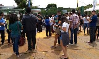 Estudantes aguardam a abertura dos portões de universidade para a realização do Enem 2022. (Foto: Valter Campanato/Agência Brasil)