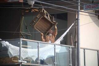 Vendedor atirou na via pública uma cadeira de madeira que, segundo ele mesmo disse, custa R$ 1 mil. (Foto: Paulo Francis)