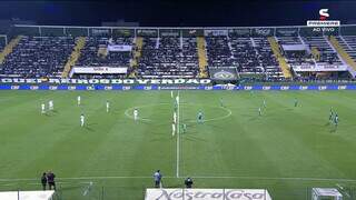 Jogadores disputam a posse da bola durante partida disputada na Arena Condá, localizada em Chapecó (SC). (Foto: Reprodução/Globoplay)