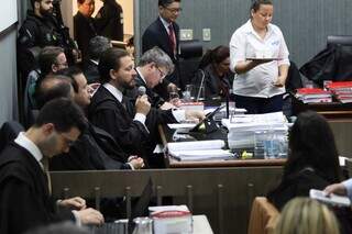Advogado Márcio Widal (microfone) faz questionamentos ao cliente (Foto: Henrique Kawaminami)