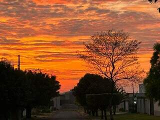 Sol aparece em Maracaju nesta manhã (Foto: Hosana de Lourdes)