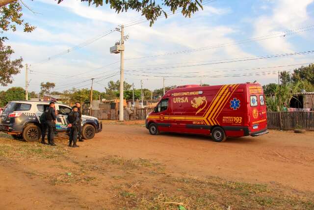 Rapaz de 28 anos é socorrido após ser baleado no quintal de casa