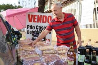 Há mais de dois anos, Luiz vende produtos caseiros em calçada na 13 de junho. (Foto: Alex Machado)