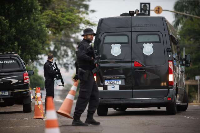 Sob forte esquema de seguran&ccedil;a, r&eacute;us chegam cedo para 2&ordm; dia de j&uacute;ri popular