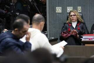 Cristiane Coutinho, mãe de Matheus, encara os réus durante julgamento (Foto: Henrique Kawaminami)