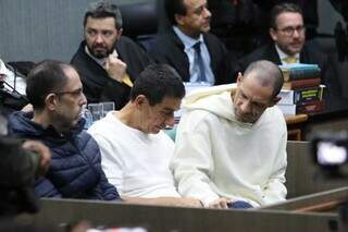 Momento em que juiz lê a sentença dos réus, Jamilzinho (jaqueta azul), Vlad (ao centro) e Marcelo Rios. (Foto: Henrique Kawaminami)