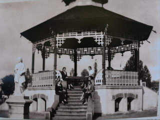 O primeiro coreto da praça era de 1922, construído pelo engenheiro Camilo Boni. (Foto: Revista Arca)
