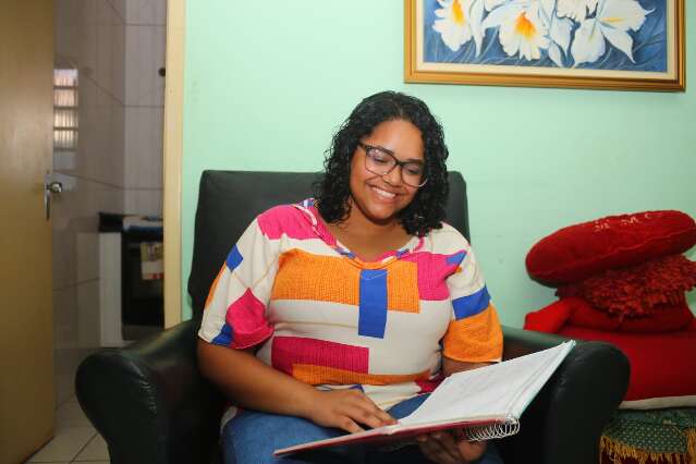 Aos 17 anos, Jheny deseja ser a primeira escritora da fam&iacute;lia 