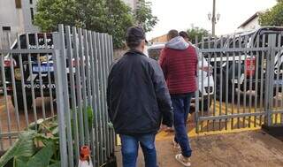 Bruno Dantas (de jaqueta vinho), preso na casa da avó, acusado de tráfico (Foto: Adilson Domingos)