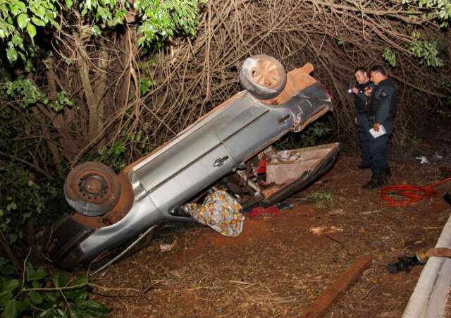 Carro capota e quatro ficam feridos em acidente com carreta na sa&iacute;da para SP