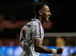 Zé Hugo comemora gol que garantiu a vitória do time baiano. (Foto: Victor Ferreira/Vitória)