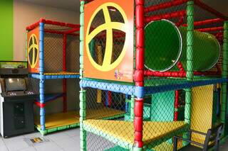 O estabelecimento se preocupa com o conforto das famílias, oferecendo um playground incrível para as crianças.