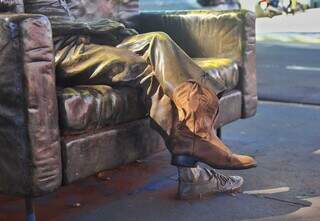 Sem pé, escultura de Manoel de Barros ganha bota marrom. (Foto: Paulo Francis)