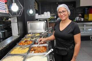 Flávia cozinha e administra restaurante há cinco anos em Campo Grande(Foto: Juliano Almeida)