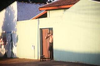 Homem com faca em punho em frente ao portão de casa (Foto: Paulo Francis)