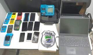 Maquininhas de cartões, celulares, notebooks e objetos apreendidos com quadrilha (Foto: Divulgação | PCMS)