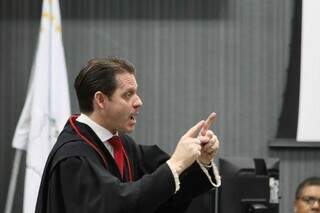  Promotor Gerson Eduardo de Araujo durante acusação no júri pela morte de Matheus Coutinho Xavier (Foto: Herique Kawaminami)