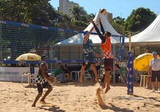 Jogadores em disputa de jogo de vôlei de praia na Praça de Esportes Belmar Fidalgo (Foto: Divulgação/Fundesporte)
