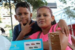 Da Venezuela, Patrícia e o filho Davi Pedro discordam sobre o que é biscoito. (Foto: Juliano Almeida)