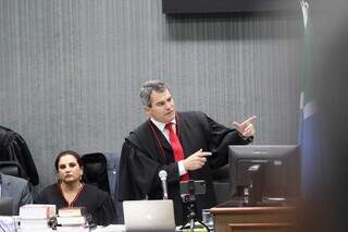 Promotor Douglas Oldegardo inicia explanação no Tribunal do Júri (Foto: Henrique Kawaminami)
